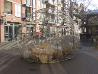 851406 Afbeelding van een bolvormige kerstversiering op het Burchtplein in Centrum Vleuterweide, in de wijk Leidsche ...